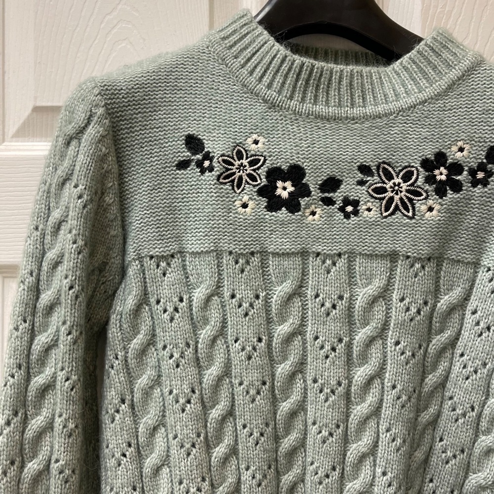 Forever 21 Women's Large Teal Floral Embroidered Cable Knit Cropped Sweater